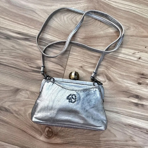 49 SQUARE MILES x ANTHROPOLOGIE | Small Kiss Clasp Leather Crossbody Silver - Picture 1 of 7